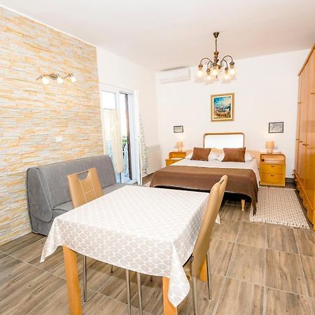 Guest House Ab Adria Home Ровин Екстериор снимка