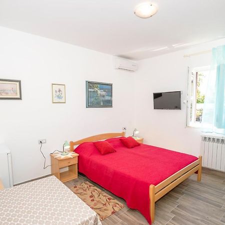 Guest House Ab Adria Home Ровин Екстериор снимка