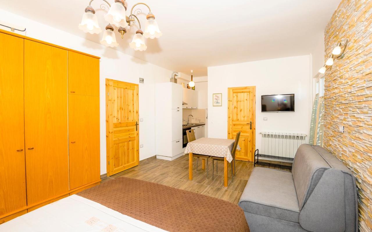 Guest House Ab Adria Home Ровин Екстериор снимка