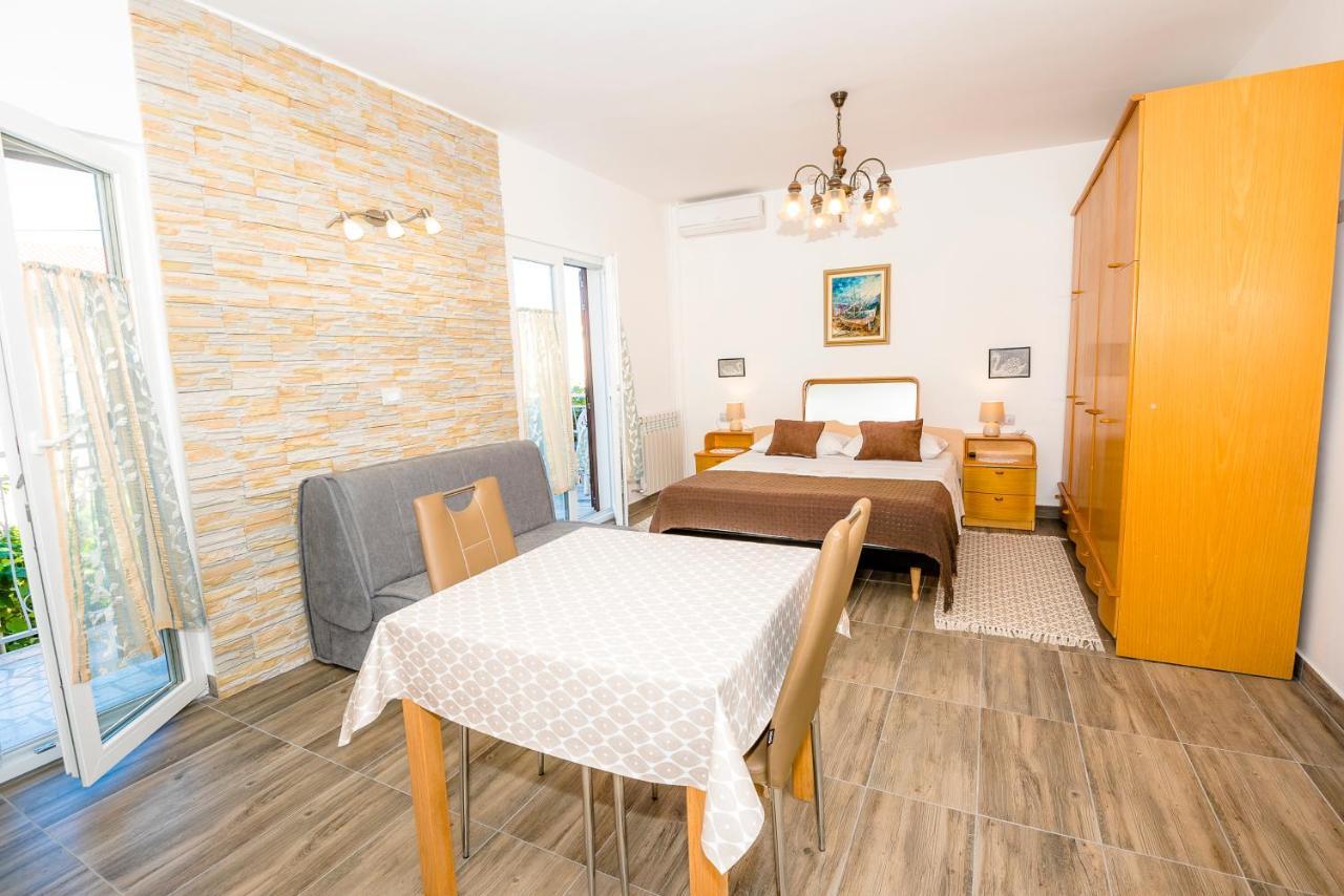 Guest House Ab Adria Home Ровин Екстериор снимка