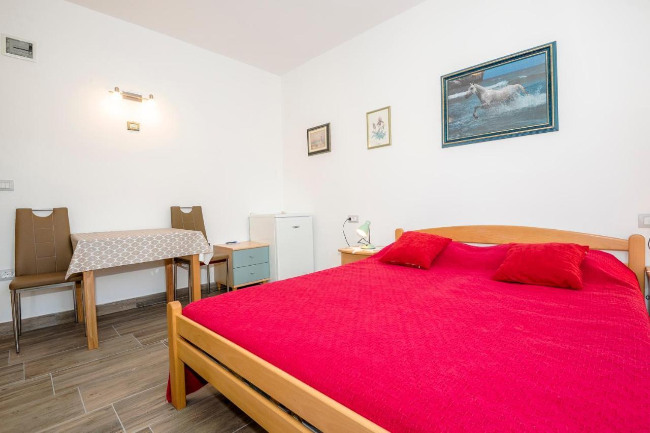 Guest House Ab Adria Home Ровин Екстериор снимка