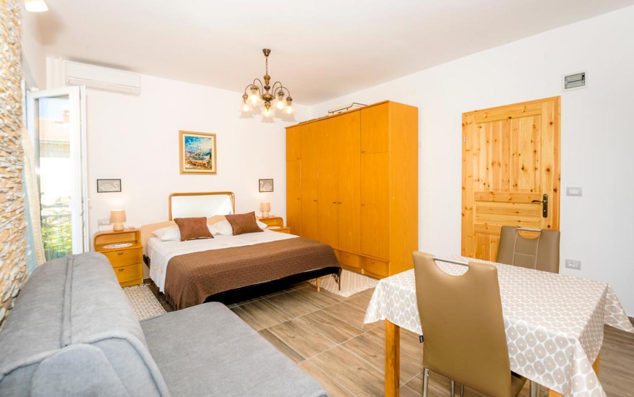 Guest House Ab Adria Home Ровин Екстериор снимка