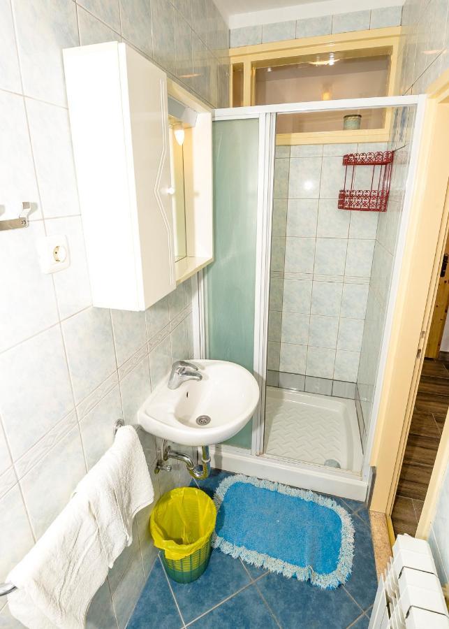 Guest House Ab Adria Home Ровин Екстериор снимка