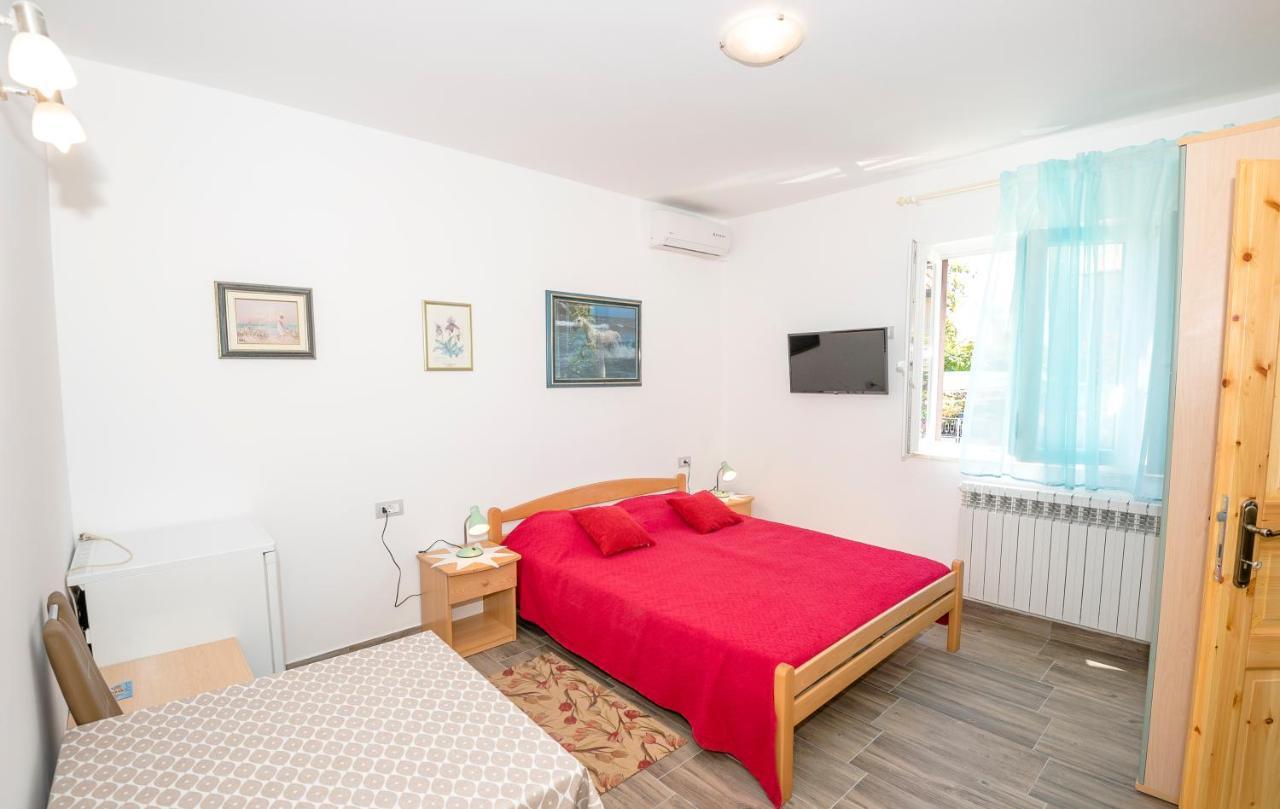 Guest House Ab Adria Home Ровин Екстериор снимка