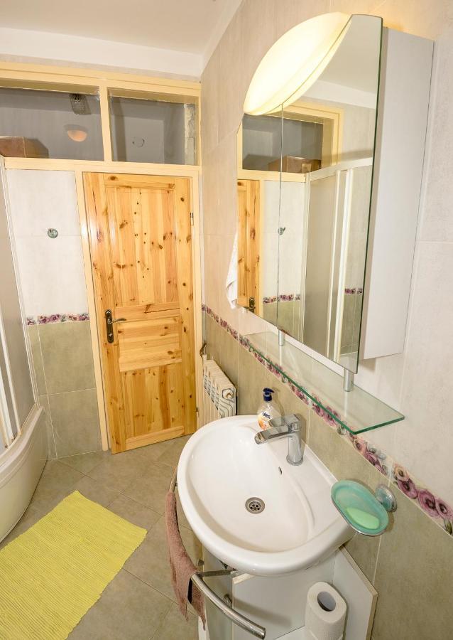 Guest House Ab Adria Home Ровин Екстериор снимка