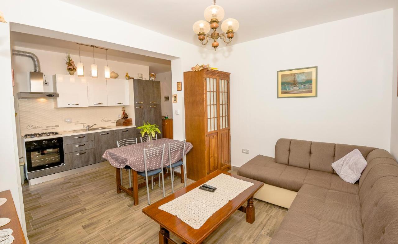 Guest House Ab Adria Home Ровин Екстериор снимка