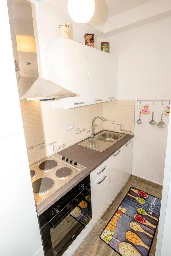 Guest House Ab Adria Home Ровин Екстериор снимка