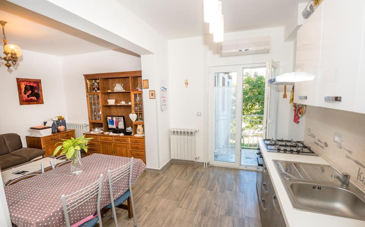 Guest House Ab Adria Home Ровин Екстериор снимка