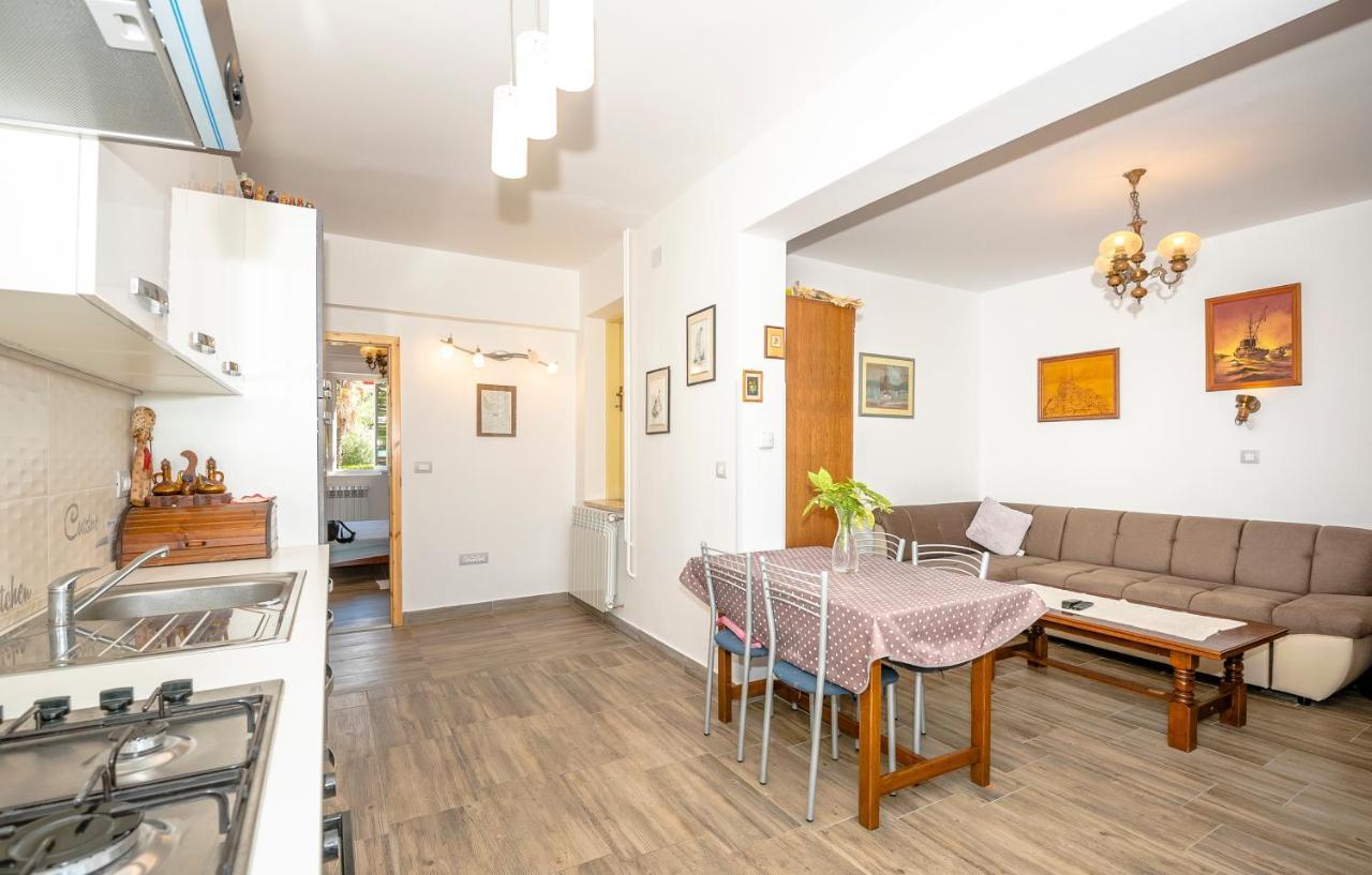 Guest House Ab Adria Home Ровин Екстериор снимка