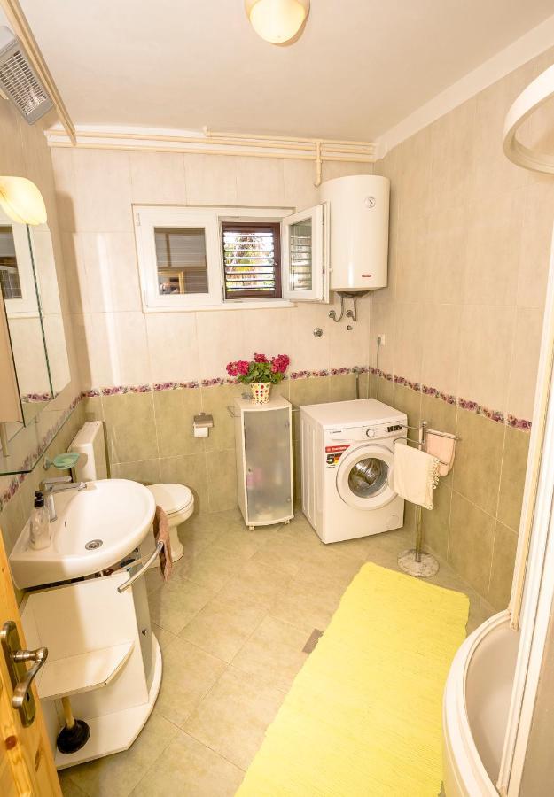 Guest House Ab Adria Home Ровин Екстериор снимка