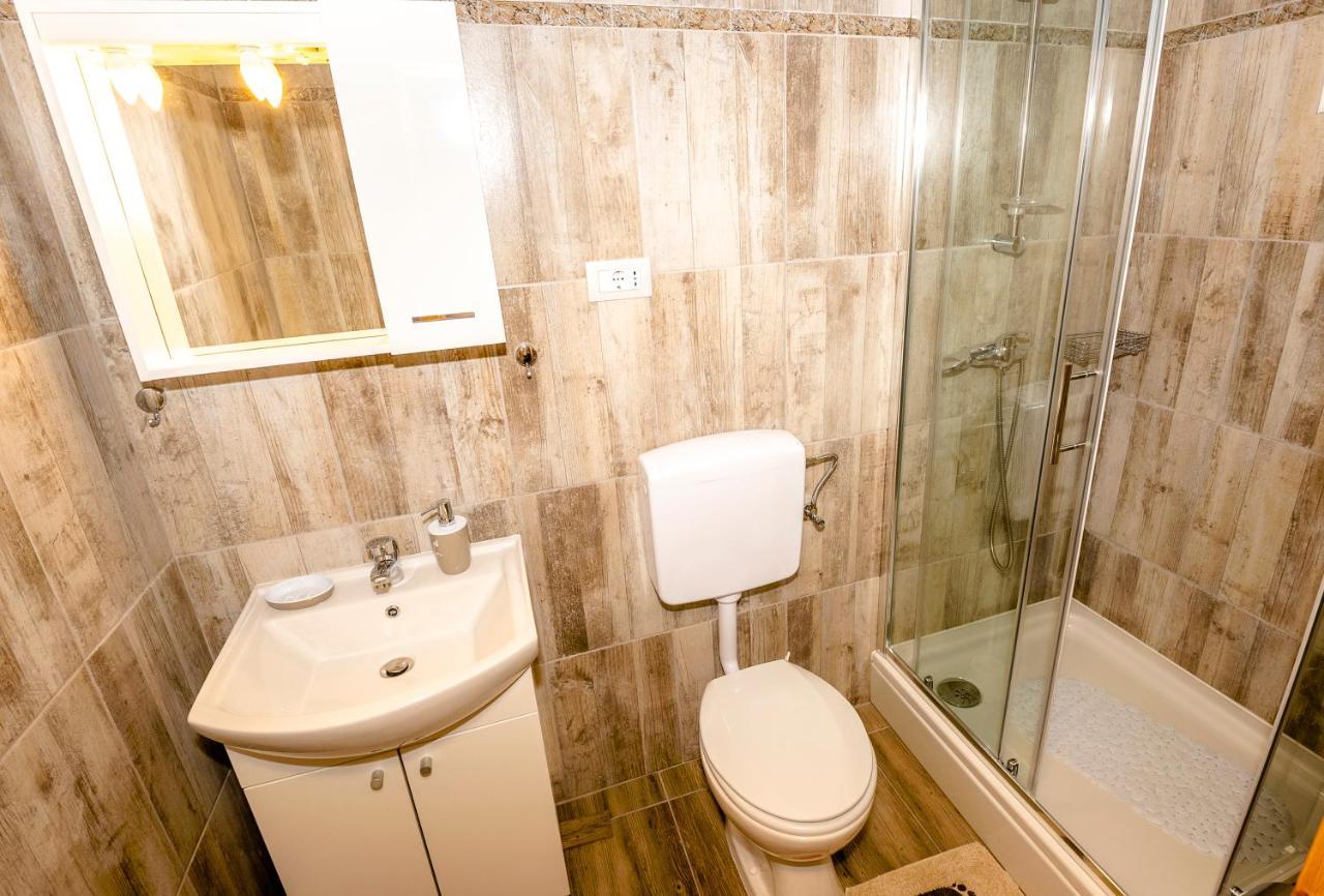 Guest House Ab Adria Home Ровин Екстериор снимка