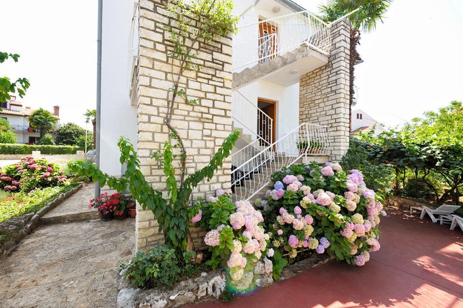 Guest House Ab Adria Home Ровин Екстериор снимка