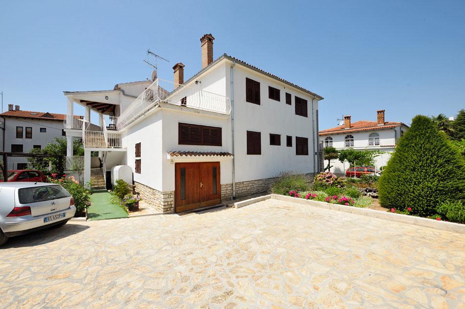 Guest House Ab Adria Home Ровин Екстериор снимка